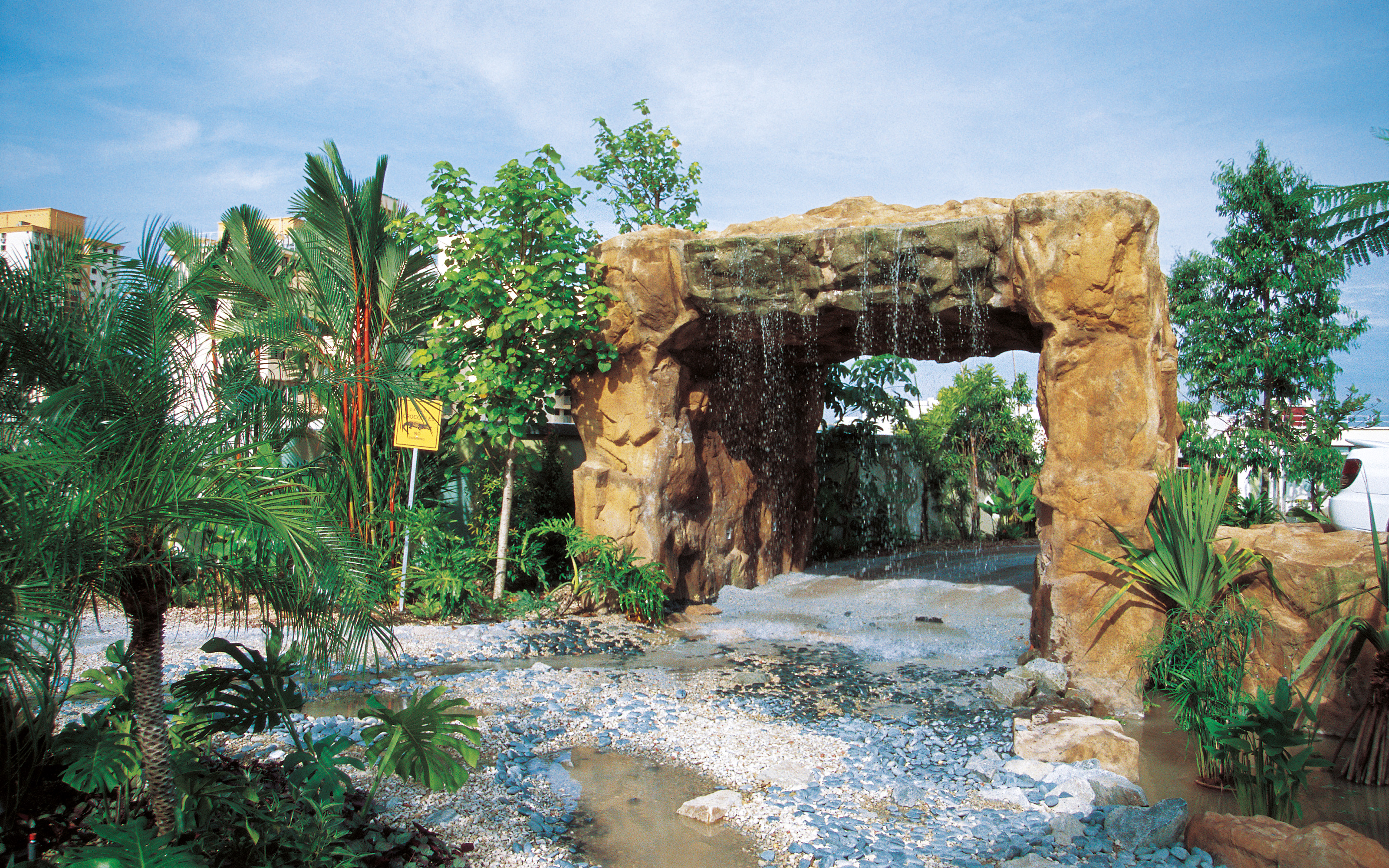 Arco con cascada y vegetación tropical