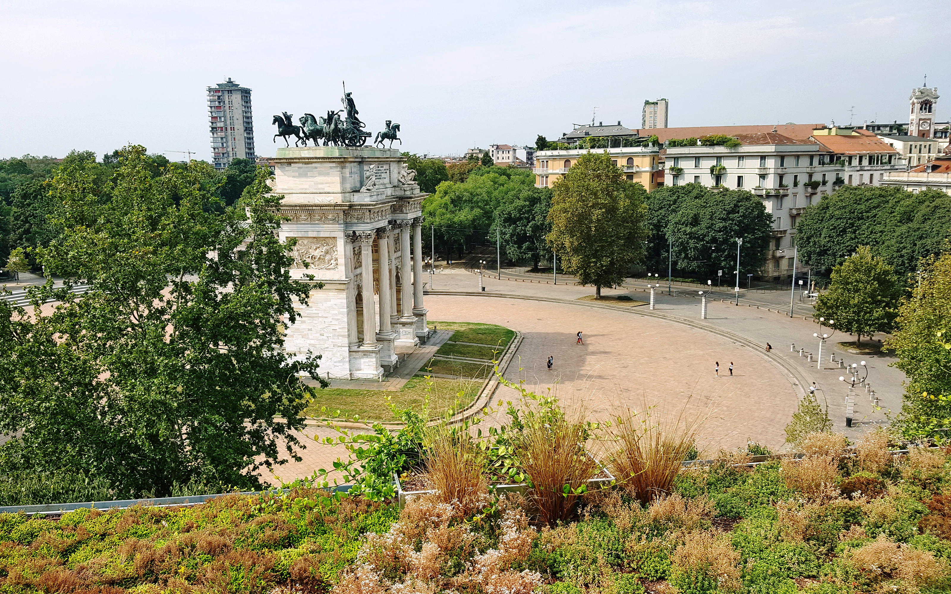 Vista del "Arco della Pace" desde una cubierta verde