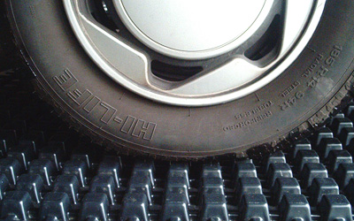Neumáticos de automóvil sobre membrana de drenaje