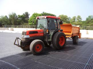 Stabilodrain® resiste cargas de presión de hasta 500 kN/m² y soporta las elevadas cargas que generan coches y camiones hasta un total de 40 t. Vehículo de construcción en un cubierta con Stabilodrain®