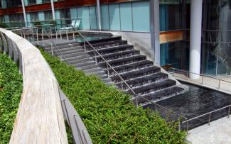 El agua fluye por las escaleras como una cascada. Agua fluye por las escaleras