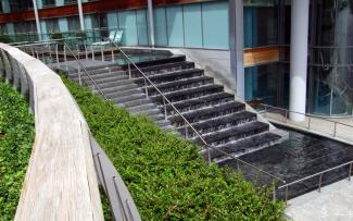 Agua fluye por las escaleras