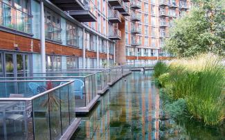 Un ancho canal acuático delante del edificio