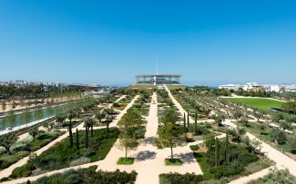 Un enorme parque de paisaje mediterráneo sobre la cubierta