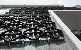 Las barreras de retención están formadas por el soporte antiempuje LF 300 y el perfil de alero TRP 80. En combinación con los elementos ZinCo Georaster®, derivan las fuerzas de empuje a la estructura de la cubierta y protegen el sistema de cubierta verde contra el deslizamiento. La manta hidroabsorbente WSM 150 complementa el sistema de riego reteniendo agua y nutrientes para la vegetación. Origen: Impermeabilizaciones Machado, S.L. Elementos Georaster® y las barreras de retención