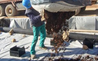 Mediante sacos (BIG-BAG) se descarga el sustrato dosificado y se reparte de inmediato. El espesor de la tierra vegetal oscila entre 20 cm y un metro de grosor. Se descarga el sustrato