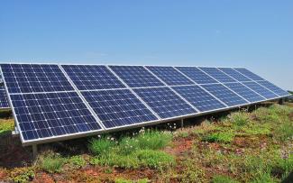 Instalación fotovoltaica en una cubierta ajardinada extensiva