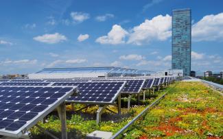 Centro de tecnología en Munich: Sistema ZinCo “Solarvert” Cubierta ajardinada extensiva en combinación con energía solar