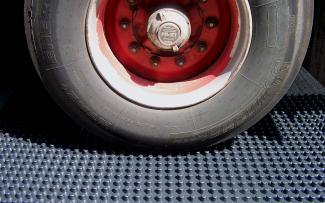 Neumáticos de un vehículo de transoporte en los elementos Protectodrain® PD 250