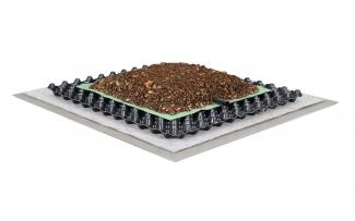 Sistema “Cubierta verde para climatización urbana” con riego integrado: Grupos vegetales ZinCo (no en la imagen), Zincoterra “Floral”, Tubería por goteo fijada en el fieltro de distribución de agua AF 300, Elemento de drenaje, p. ej. Floradrain® FD 25-E, Manta protectora y retenedora SSM 45, Impermeabilización antirraíz Sistema “Cubierta verde para climatización urbana”
