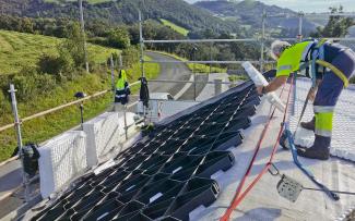 Instalación de los sistemas ZinCo de cubiertas verdes inclinadas: elemento ZinCo Floraset® FS 75 a la derecha y ZinCo Georaster® a la inzquierda. Instalación de los sistemas ZinCo de cubiertas verdes