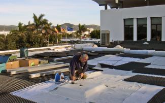 Cubierta ecológica ZinCo en el Aeropuerto de Ibiza: colocación del sistema ZinCo Colocación del sistema ZinCo