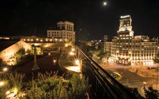 Cubierta ajardinada por la noche