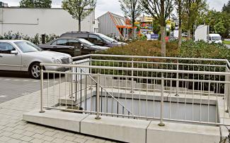 Solución económica en cubiertas transitables: firmes y pavimentos sobre Fixodrive® FX 50. Coches en la cubierta de un garaje subterráneo