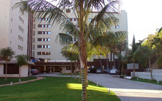 Acceso al Gran Hotel Monterrey, Lloret de Mar Acceso para coches y espacios verdes con césped y palmeras