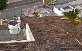 La instalación del sistema y del sustrato, así somo la plantación con pendientes de cubierta de hasta 45°, fue todo un reto para los trabajos de ejecución. Origen: Impermeabilizaciones Machado, S.L. La instalación del sistema y del sustrato