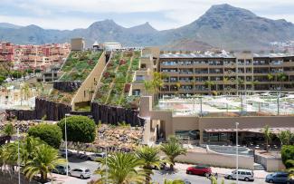 El Proyecto: Las cubiertas inclinadas del Hotel GF Victoria, con inclinaciones de 45°, son una atracción visual única en el turístico municipio de Adeje. Origen: Impermeabilizaciones Machado, S.L. Un complejo hotelero con la cubierta inclinada ajardinada