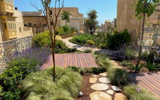 Cubierta jardín zona de paso con una combinación de tarima de madera y piedra natural