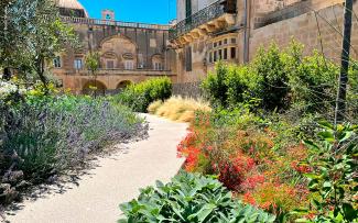 Cubierta jardín con caminos de piedra natural