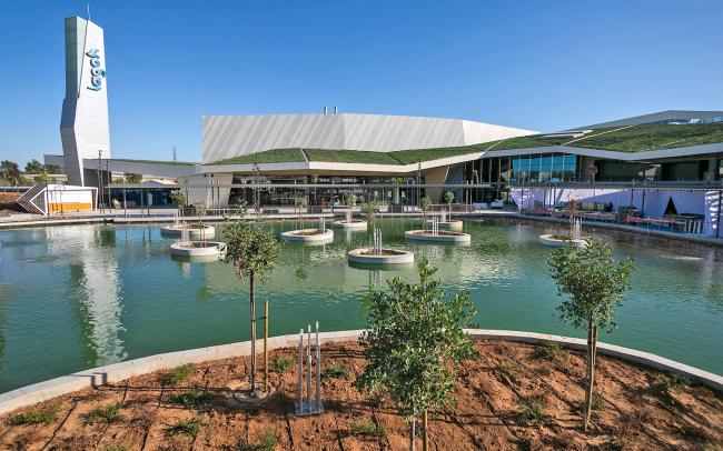 El centro comercial Lagoh con la cubierta verde y el lago enfrente